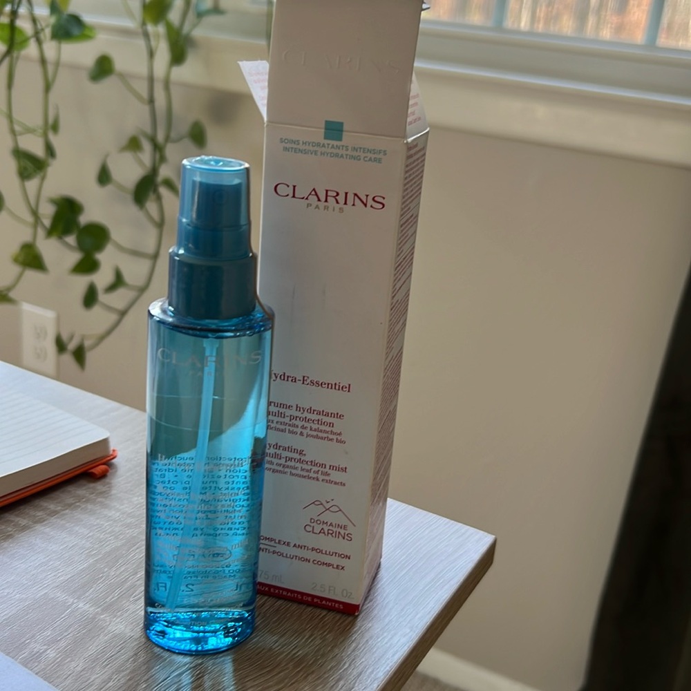 NWT / sealed Clarins hydra essential multi protection mist